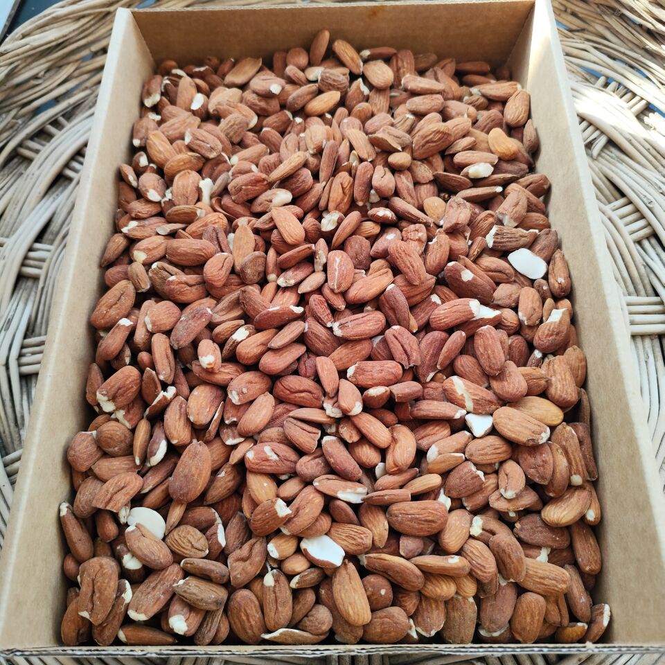 Toptan Yerli Feragnes Badem İçi Az Kırıklı 25 Kg