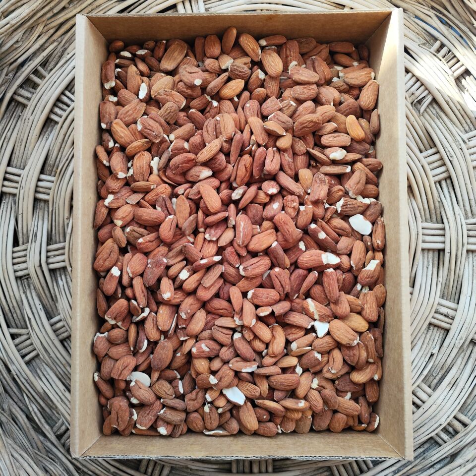 Toptan Yerli Feragnes Badem İçi Az Kırıklı 25 Kg